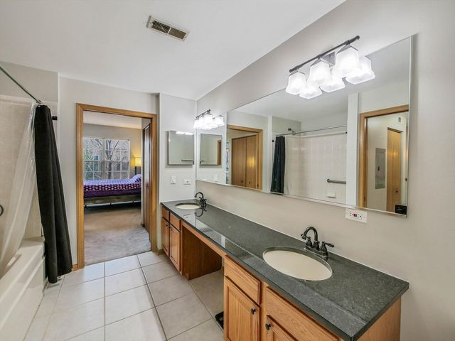 3135 Town Square Drive 104, Rolling Meadows, IL 60008