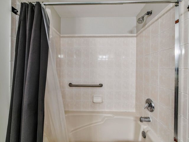 3135 Town Square Drive 104, Rolling Meadows, IL 60008