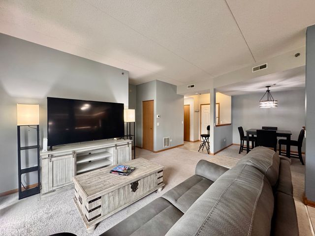 3135 Town Square Drive 104, Rolling Meadows, IL 60008