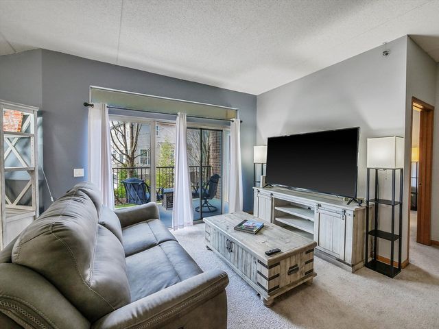 3135 Town Square Drive 104, Rolling Meadows, IL 60008