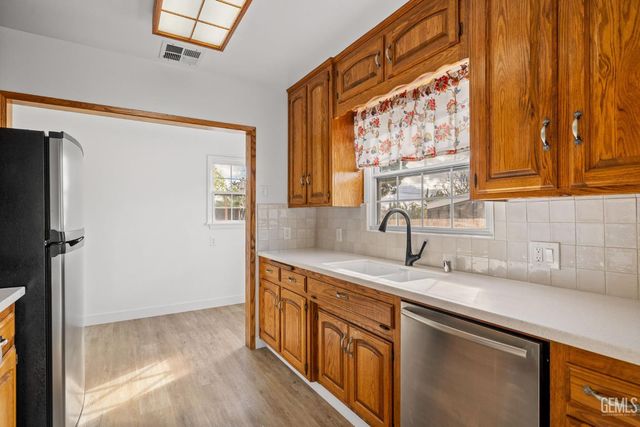 2416 Barnett Street, Bakersfield, CA 93308