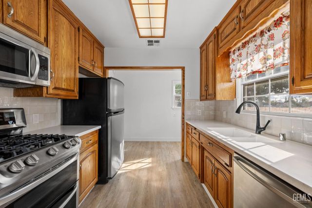 2416 Barnett Street, Bakersfield, CA 93308