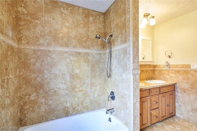 8585 Carmichael Drive, Chesterland, OH 44026