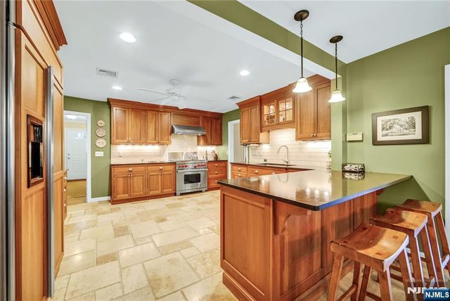 11 Old Chimney Road, Upper Saddle River, NJ 07458