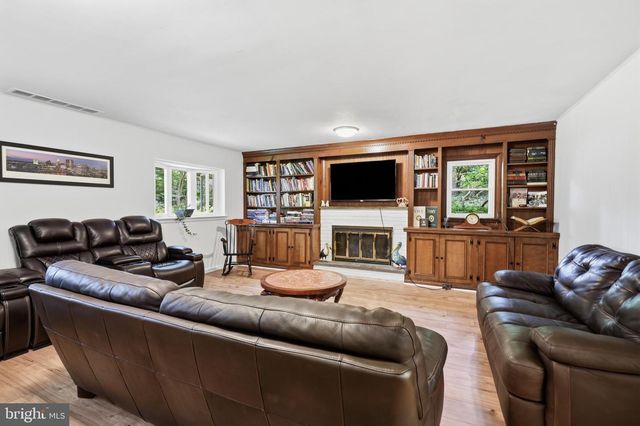 1132 LINDSAY LN, Rydal, PA 19046