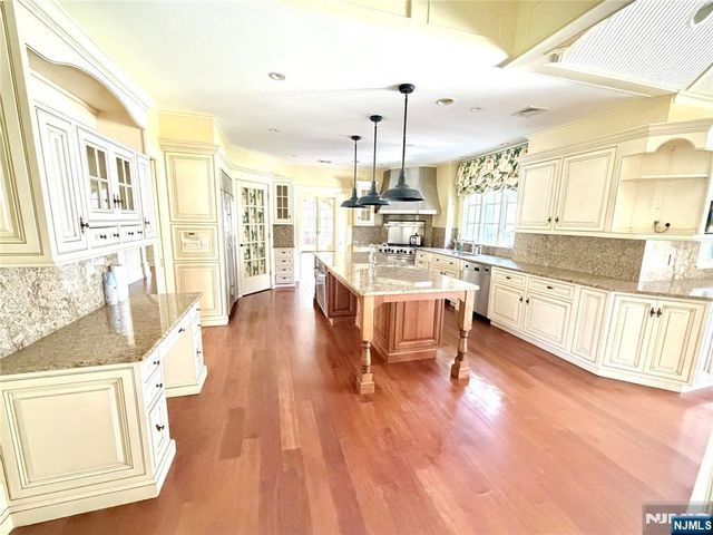 325 Wearimus Road, Ho-ho-kus, NJ 07423