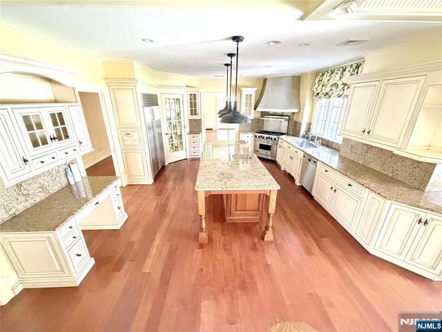 325 Wearimus Road, Ho-ho-kus, NJ 07423
