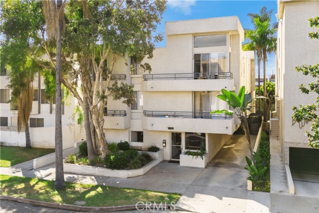 1749 S Bentley Ave, Los Angeles, CA 90025