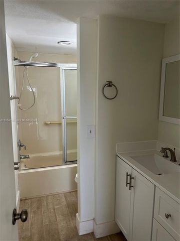 1674 Bay Rd 405, Miami Beach, FL 33139