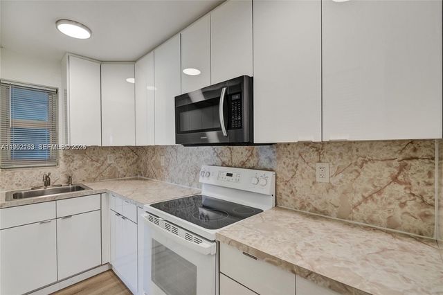 1674 Bay Rd 405, Miami Beach, FL 33139