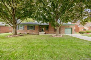 21819 Edgewood Street, Saint Clair Shores, MI 48080