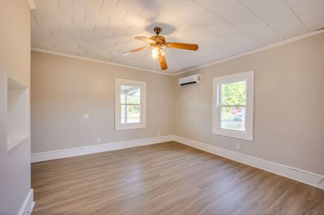282 Tucapau Road, Wellford, SC 29385