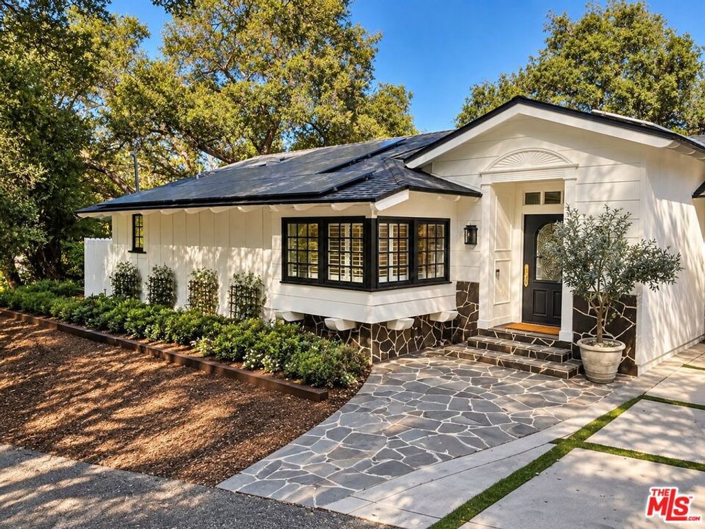 16822 Escalon Drive, Encino, CA 91436