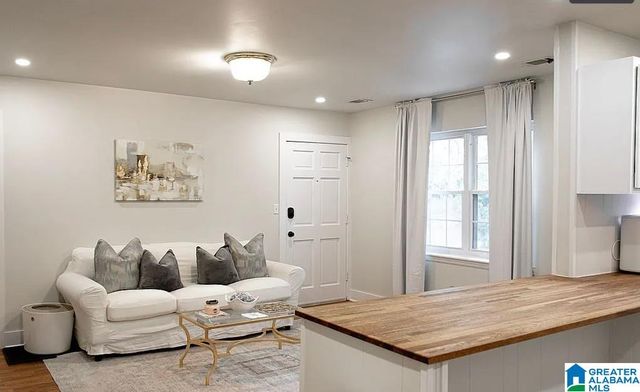 2048 Montreat Cir Apt C, Vestavia Hills, AL 35216