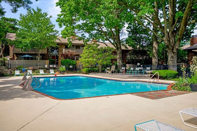 8740 Metcalf Avenue 203, Overland Park, KS 66212