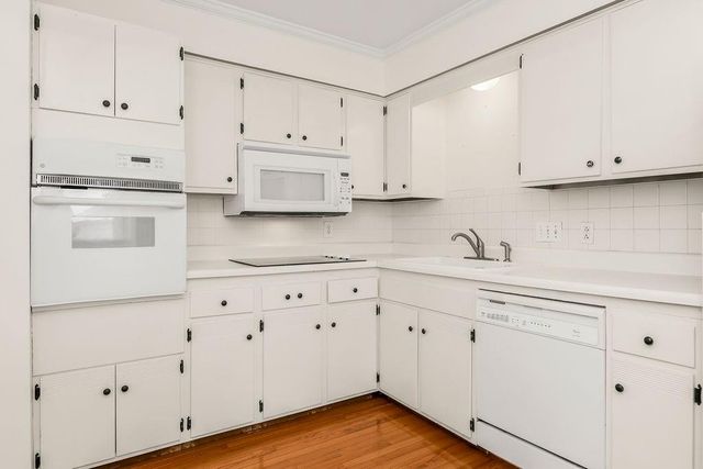 8740 Metcalf Avenue 203, Overland Park, KS 66212