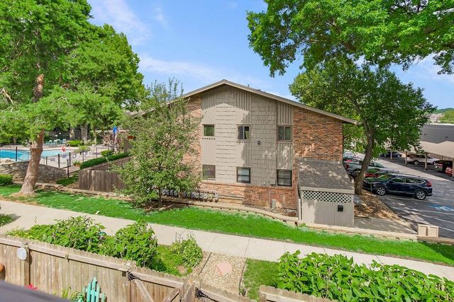 8740 Metcalf Avenue 203, Overland Park, KS 66212