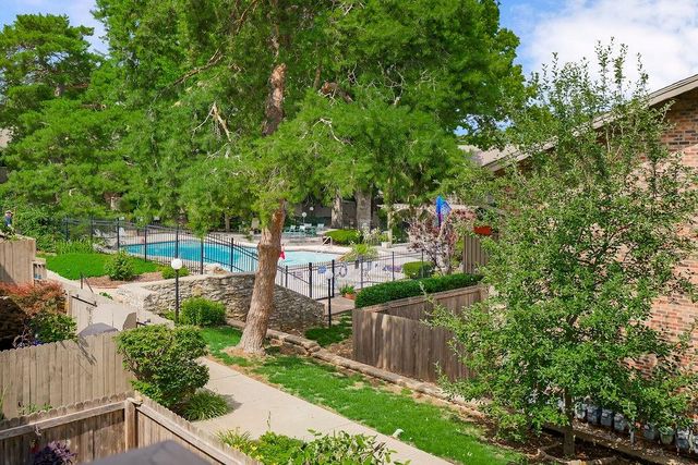 8740 Metcalf Avenue 203, Overland Park, KS 66212