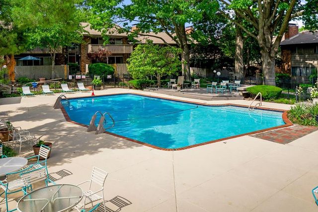 8740 Metcalf Avenue 203, Overland Park, KS 66212