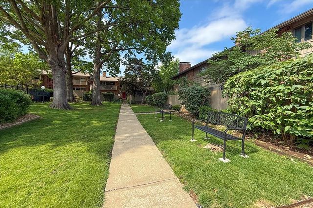 8740 Metcalf Avenue 203, Overland Park, KS 66212