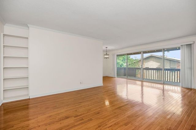 8740 Metcalf Avenue 203, Overland Park, KS 66212