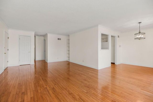 8740 Metcalf Avenue 203, Overland Park, KS 66212