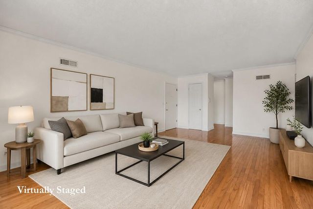 8740 Metcalf Avenue 203, Overland Park, KS 66212