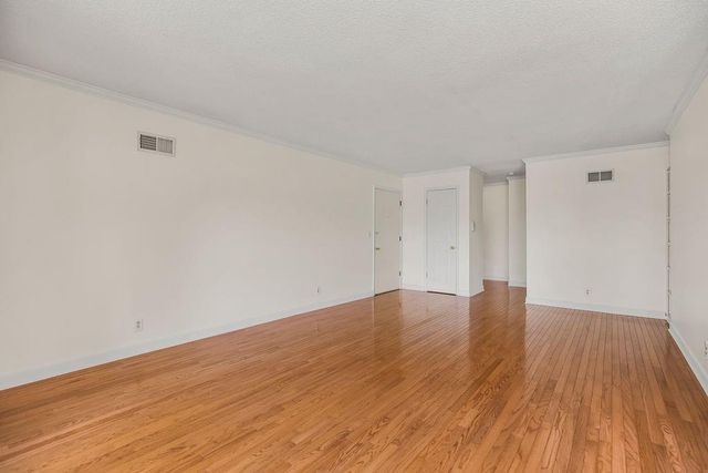 8740 Metcalf Avenue 203, Overland Park, KS 66212