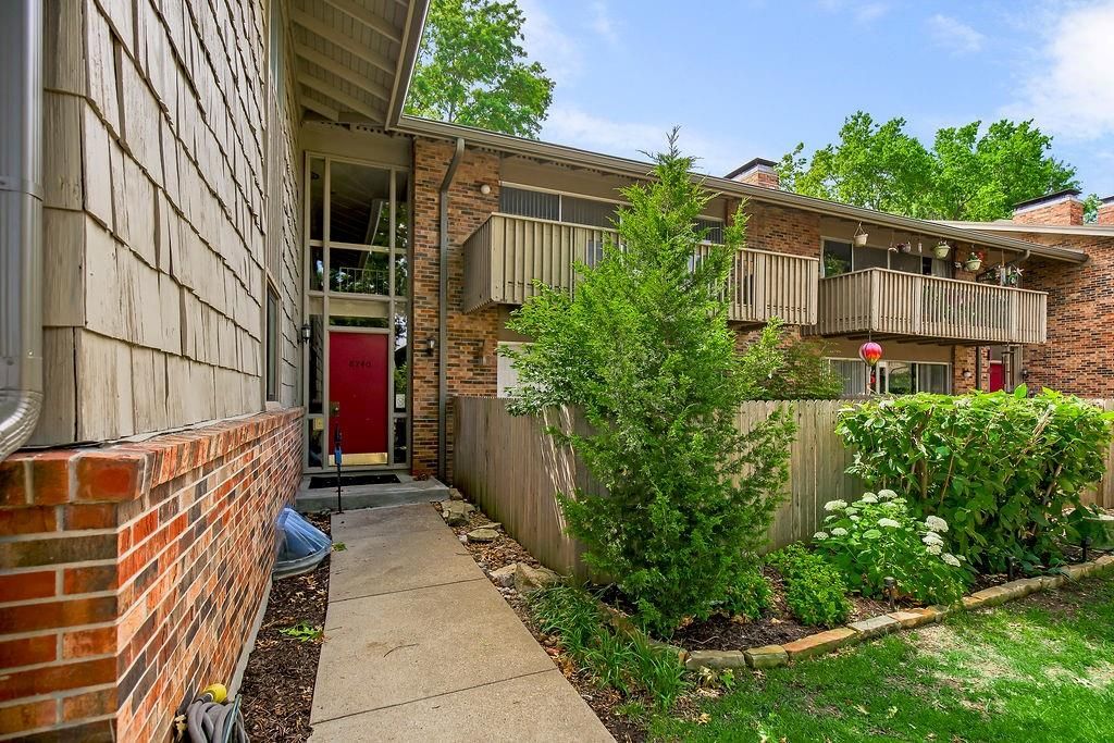 8740 Metcalf Avenue 203, Overland Park, KS 66212