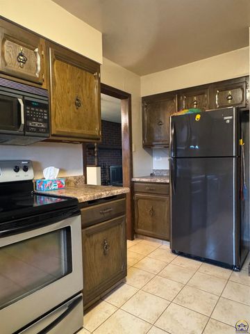 5002 SW 28th ST, Topeka, KS 66614