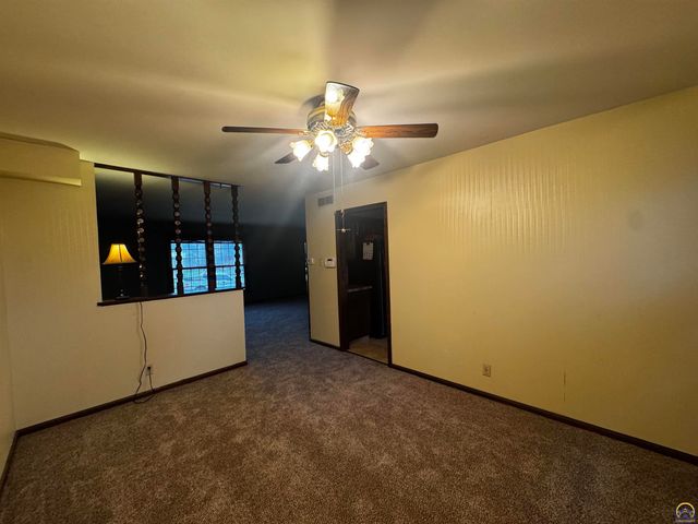 5002 SW 28th ST, Topeka, KS 66614