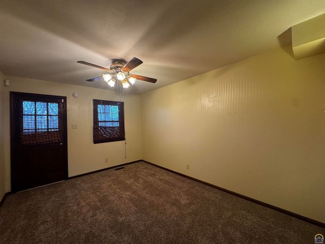 5002 SW 28th ST, Topeka, KS 66614