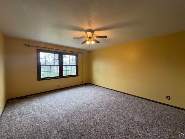 5002 SW 28th ST, Topeka, KS 66614