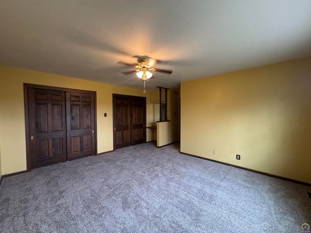 5002 SW 28th ST, Topeka, KS 66614