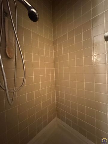 5002 SW 28th ST, Topeka, KS 66614