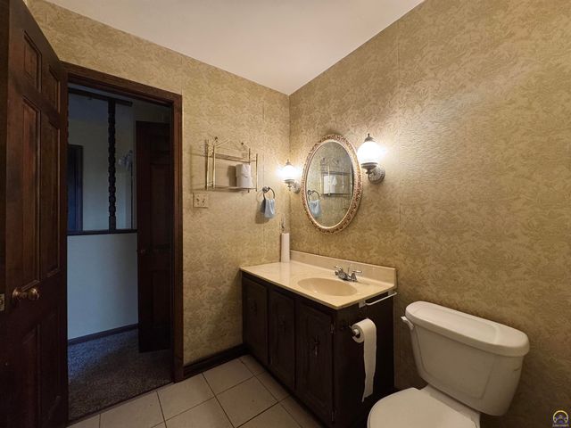 5002 SW 28th ST, Topeka, KS 66614