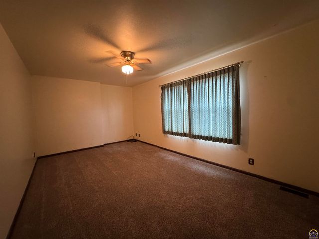5002 SW 28th ST, Topeka, KS 66614