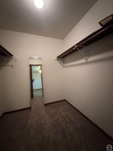 5002 SW 28th ST, Topeka, KS 66614