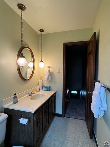5002 SW 28th ST, Topeka, KS 66614