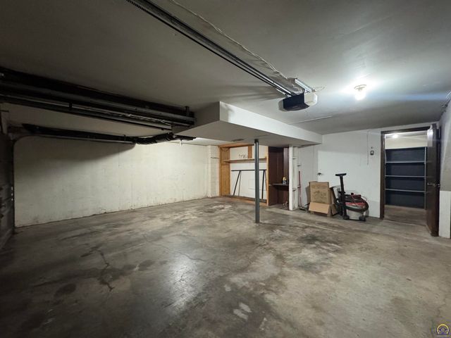 5002 SW 28th ST, Topeka, KS 66614