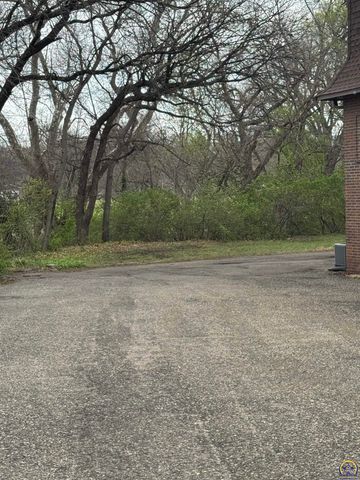 5002 SW 28th ST, Topeka, KS 66614