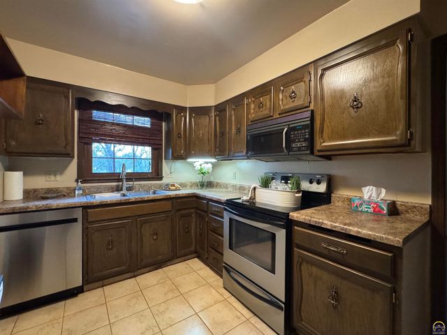 5002 SW 28th ST, Topeka, KS 66614