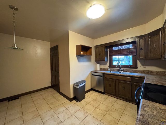 5002 SW 28th ST, Topeka, KS 66614