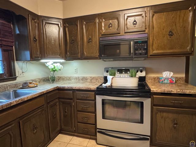 5002 SW 28th ST, Topeka, KS 66614