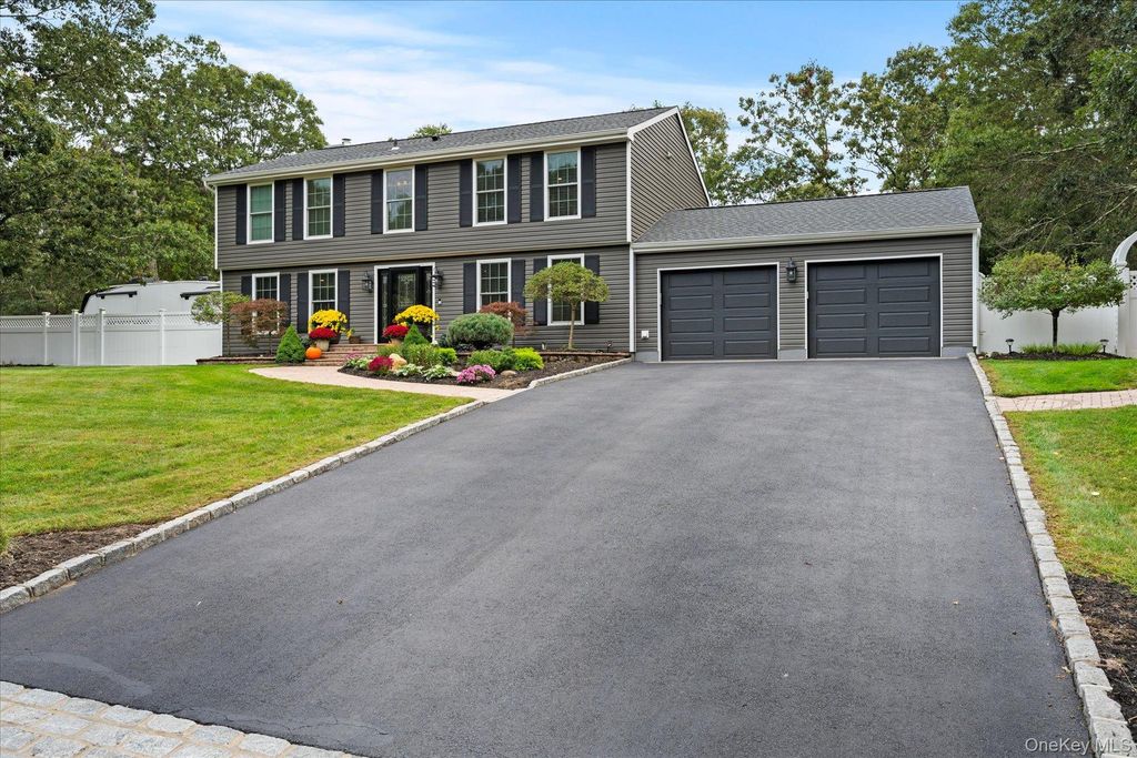 4 Foreston Circle, Manorville, NY 11949