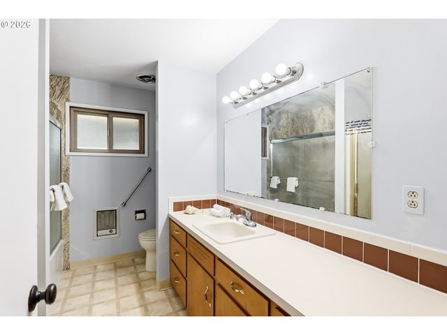 700 Ne DONELSON Rd, Hillsboro, OR 97124