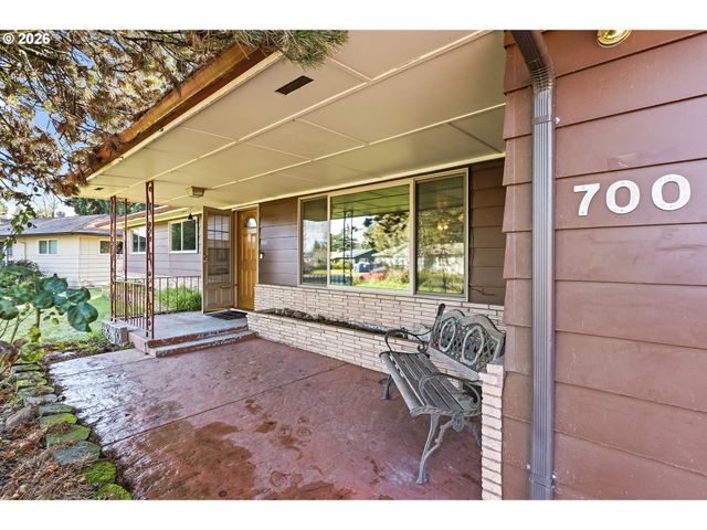 700 Ne DONELSON Rd, Hillsboro, OR 97124