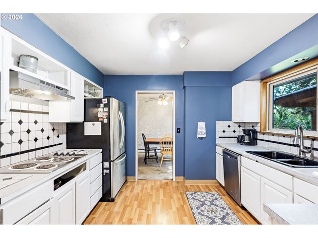 700 Ne DONELSON Rd, Hillsboro, OR 97124