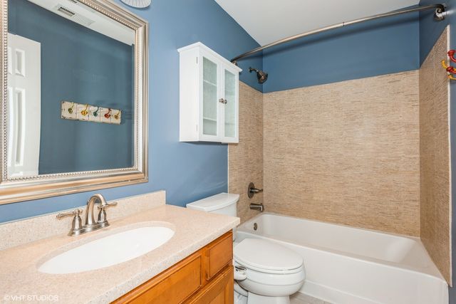 2115 Pembridge Drive 2115, Lake In The Hills, IL 60156