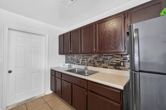 10 Nehemiah Place, Los Lunas, NM 87031